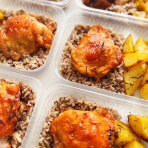 Sobrecoxa assada (130g), arroz sete grãos (100g), batata rústica (70g) – prato sem glúten/lactose