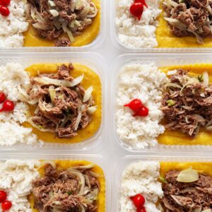 Carne do sol acebolada (120g), purê de banana da terra (130g), arroz branco (100g) – prato sem glúten/lactose