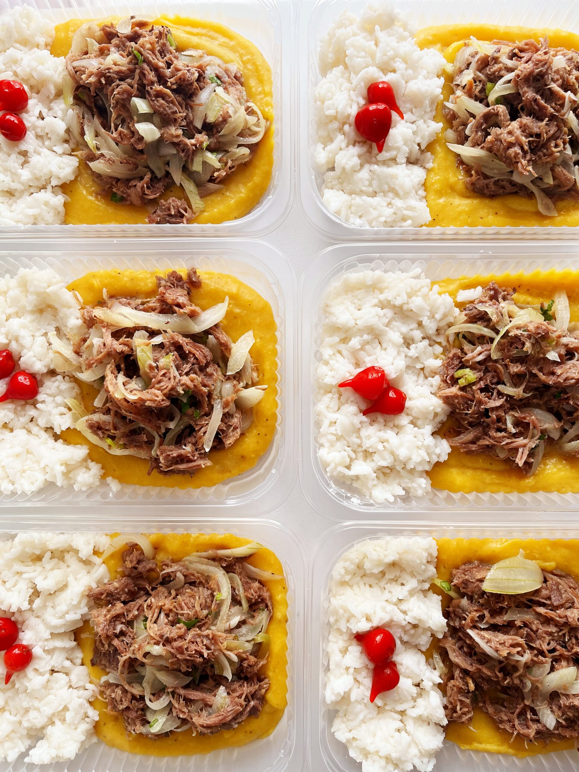 Carne do sol acebolada (120g), purê de banana da terra (130g), arroz branco (100g) - prato sem glúten/lactose