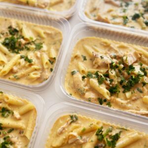 Macarrão cremoso com sobrecoxa em lascas – prato sem glúten (350g)