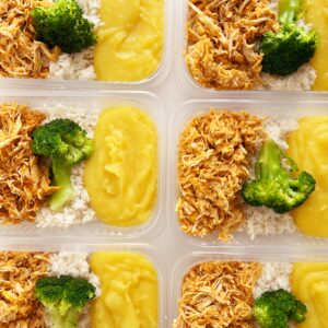 Frango desfiado (120g), purê de mandioquinha (130g), arroz e brócolis (100g) – prato sem glúten/lactose