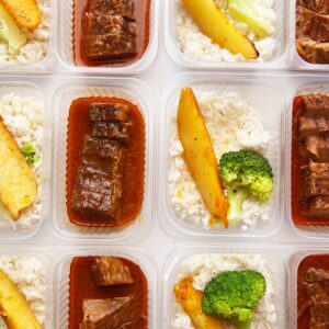 Lombo ao molho madeira (160g), arroz branco, brócolis e batata rústica (190g) – prato sem glúten/lactose