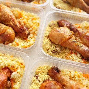 Coxa de frango (160g), farofa de queijo coalho (60g), arroz com cenoura (130g) – prato sem glúten
