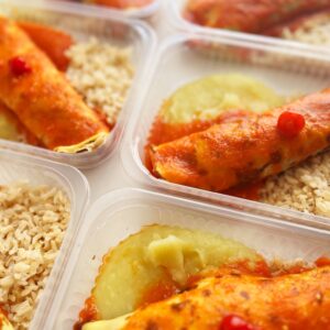 Panqueca de carne com legumes (170g), purê de batata doce (120g), arroz integral (60g)