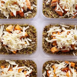 Salada de couscous marroquino, grãos, pesto, filé de frango assado e mussarela de búfala – 300g