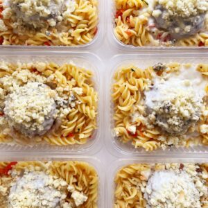 Polpetone de carne ao molho três queijos (200g), macarrão primavera (150g) – prato sem glúten