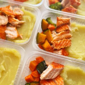 Salmão ao forno (90g), brócolis, abóbora cabotiá e cenoura (80g), purê de batata doce (150g) – prato sem glúten/lactose