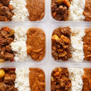 Carne de panela com legumes e defumados (160g), pirão (120g), arroz branco (80g) – prato sem glúten/lactose