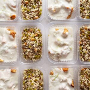 Filé de frango ao creme de couve-flor e alho-poró (230g), salada de couscous marroquino com grãos (120g)