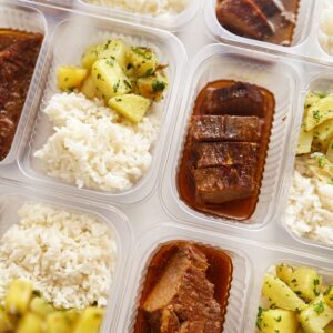 Lombo ao molho madeira (150g), batata sauté (70g), arroz branco (130g) – prato sem glúten/lactose