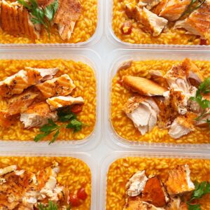 Salmão maçaricado (90g), risoto de tomates confit (260g) – prato sem glúten