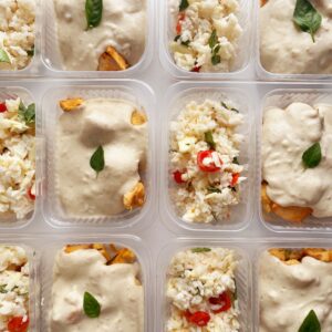 Frango cremoso (230g), arroz caprese (tomate cereja, manjericão e mussarela de búfala, 120g) – prato sem glúten