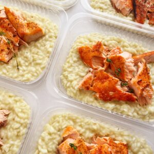 VALOR DO KIT POR 24H 🗣️ Salmão ao forno (90g), risoto de queijos (260g) – prato sem glúten