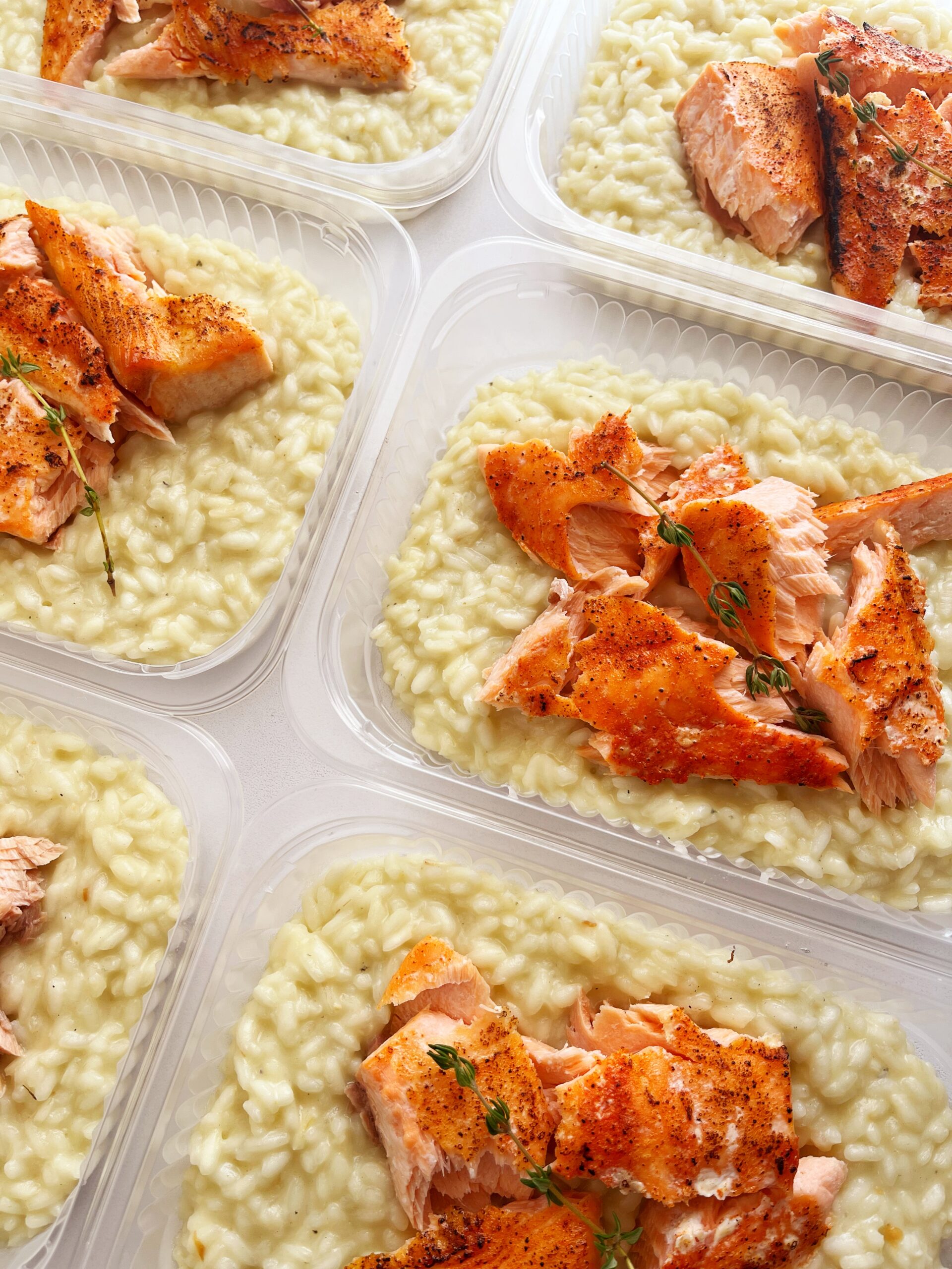 VALOR DO KIT POR 24H 🗣️ Salmão maçaricado (90g), risoto de queijos (260g) - prato sem glúten