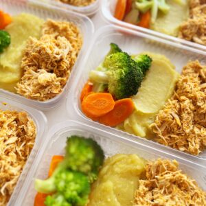 Frango desfiado (120g), purê de mandioquinha (150g), brócolis e cenoura (80g) – prato sem glúten/lactose