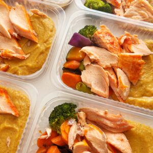 APENAS 24H NO VALOR DO KIT 🗣️⚠️Salmão ao forno (90g), legumes (80g), purê de banana da terra (150g) – prato sem glúten/lactose