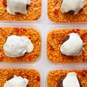 Polpetone de carne ao molho de parmesão (120g), risoto de tomates confit (230g) – prato sem glúten