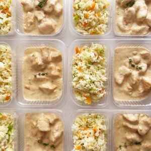 Frango ao creme de queijo minas (200g), arroz com brócolis e cenoura (150g) – prato sem glúten