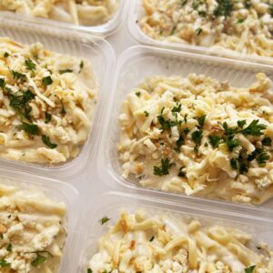 Massa vegetariana MUITO queijuda – massa sem glúten, molho cremoso com gorgonzola, parmesão, provolone, mussarela e cebolinha (350g)