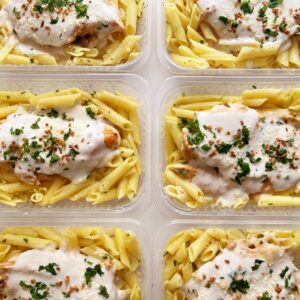 Filé de frango grelhado ao molho cremoso de parmesão e alho (150g), macarrão na manteiga (150g) – prato sem glúten