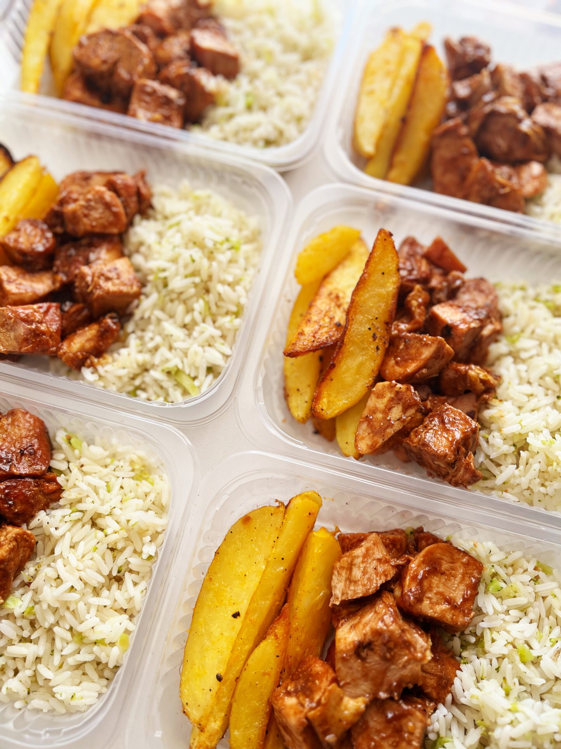 Filé suíno ao barbecue (120g), batata rústica (80g), arroz com brócolis (100g) - prato sem glúten/lactose