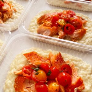 APENAS 24H NO VALOR DO KIT 🗣️Salmão assado com tomate cereja (100g), arroz à piamontese (230g) prato sem glúten