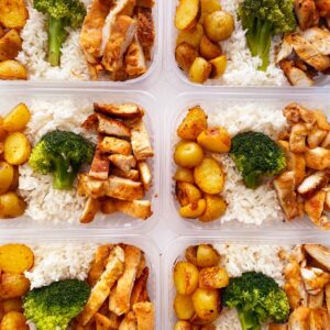 Filé de frango grelhado (110g), batata bolinha rústica (80g), brócolis e arroz branco (160g) – prato sem glúten/lactose