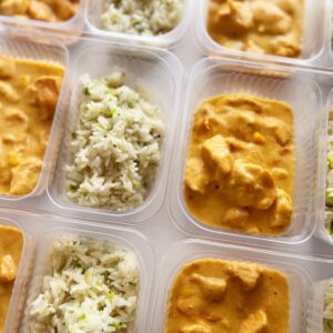 Strogonoff de frango com milho (200g), arroz com brócolis (150g) – prato sem glúten