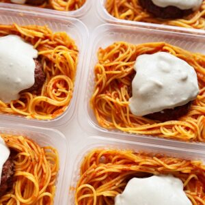 PPolpetone de carne ao molho de gorgonzola (130g), macarrão (220g) – prato sem glúten