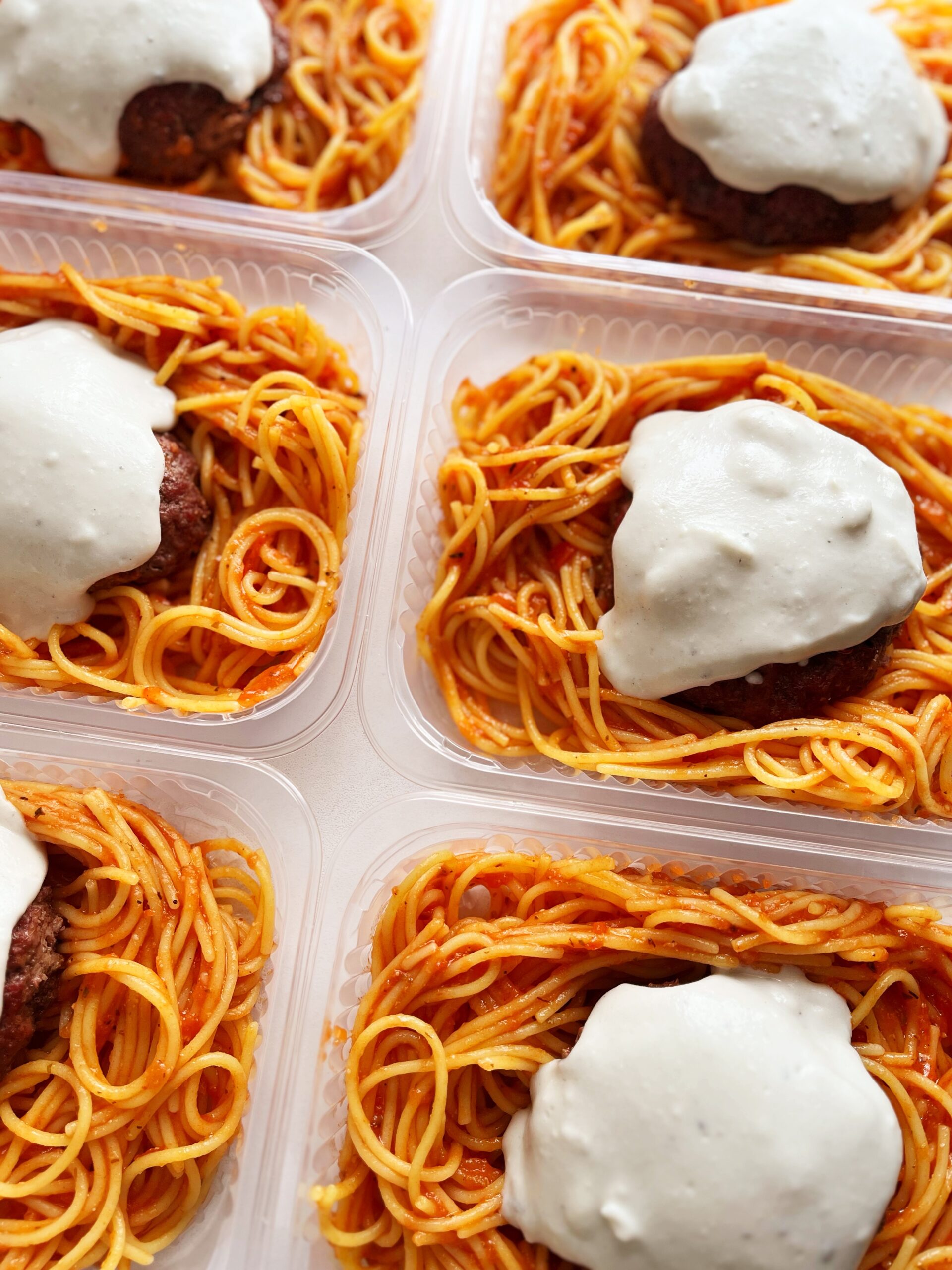 PPolpetone de carne ao molho de gorgonzola (130g), macarrão (220g) - prato sem glúten