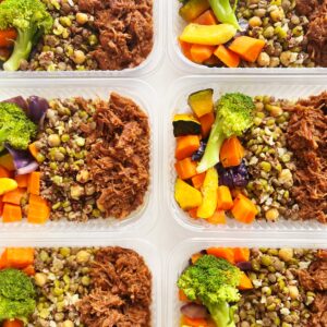 Carne FIT desfiada (120g), mix de grãos (100g), legumes (80g) – prato sem glúten/lactose