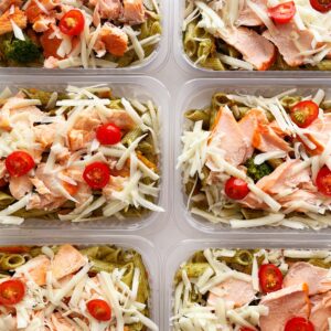 Salada Romana de Salmão – salmão ao forno, brócolis, cenoura, mussarela de búfala, tomate cereja, macarrão sem glúten, pesto artesanal – prato sem glúten (300g)