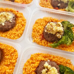 Polpetone com mussarela  maçaricada, brócolis (150g), risoto de tomates confit (200g) – prato sem glúten