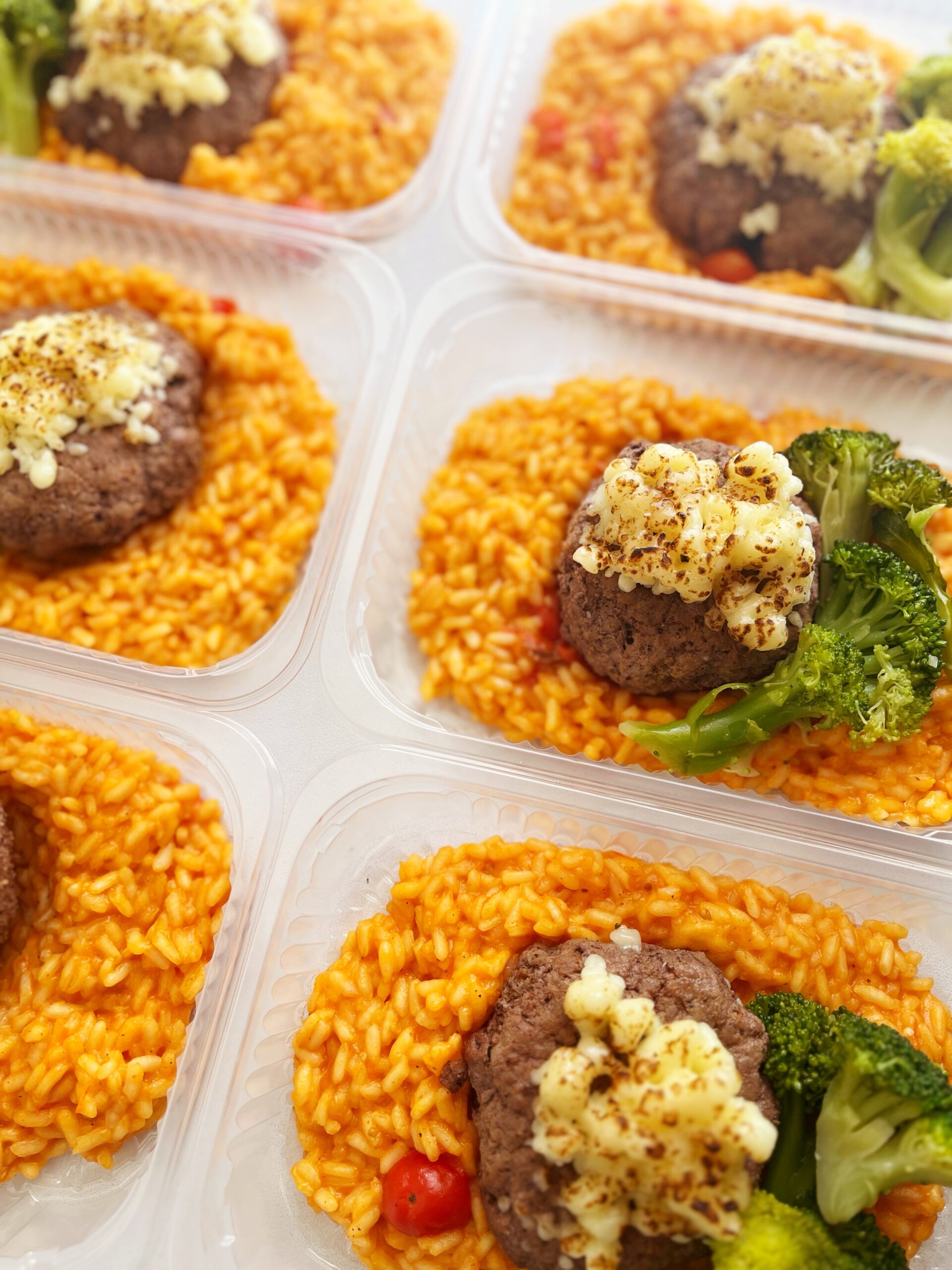 Polpetone com mussarela maçaricada, brócolis (150g), risoto de tomates confit (200g) - prato sem glúten