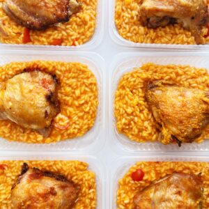 Sobrecoxa ao forno (130g), risoto de tomates confit (220g) – prato sem glúten