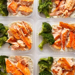 Salmão ao forno (90g), brócolis (50g), arroz à piamontese (210g) – prato sem glúten