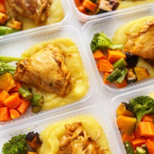 Sobrecoxa cozida (130g), purê de mandioquinha (150g), legumes (80g) – prato sem glúten/lactose