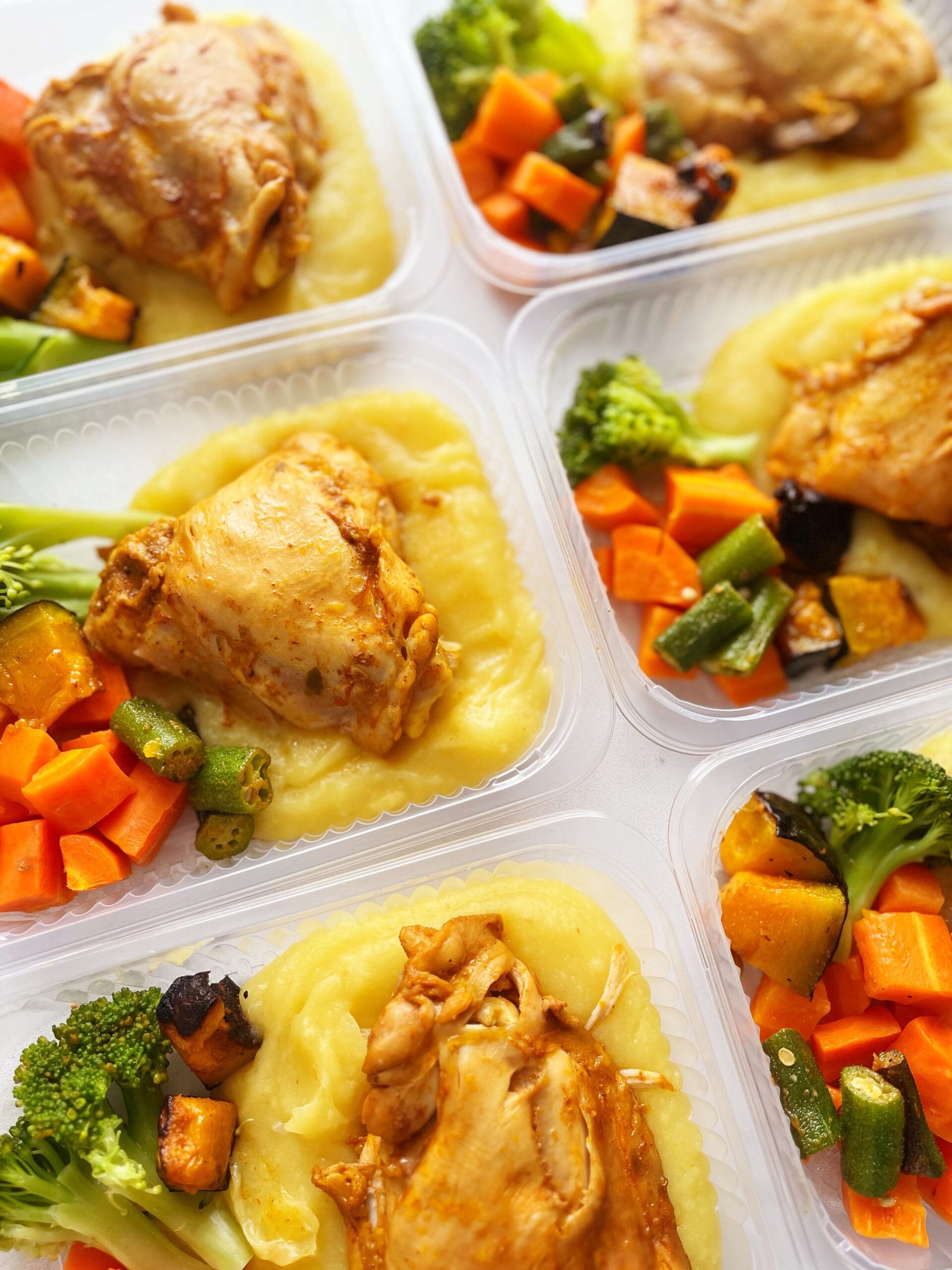 Sobrecoxa cozida (130g), purê de mandioquinha (150g), legumes (80g) - prato sem glúten/lactose