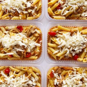 Massa Ouro Preto: massa sem glúten, sobrecoxa em lascas, caldo artesanal de frango, tomate cereja e queijo minas – prato sem glúten (350g)