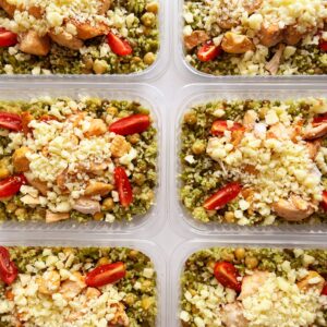 Salada de couscous marroquino e grãos ao pesto de ervas, filé de frango assado, tomate cereja e mussarela – 300g