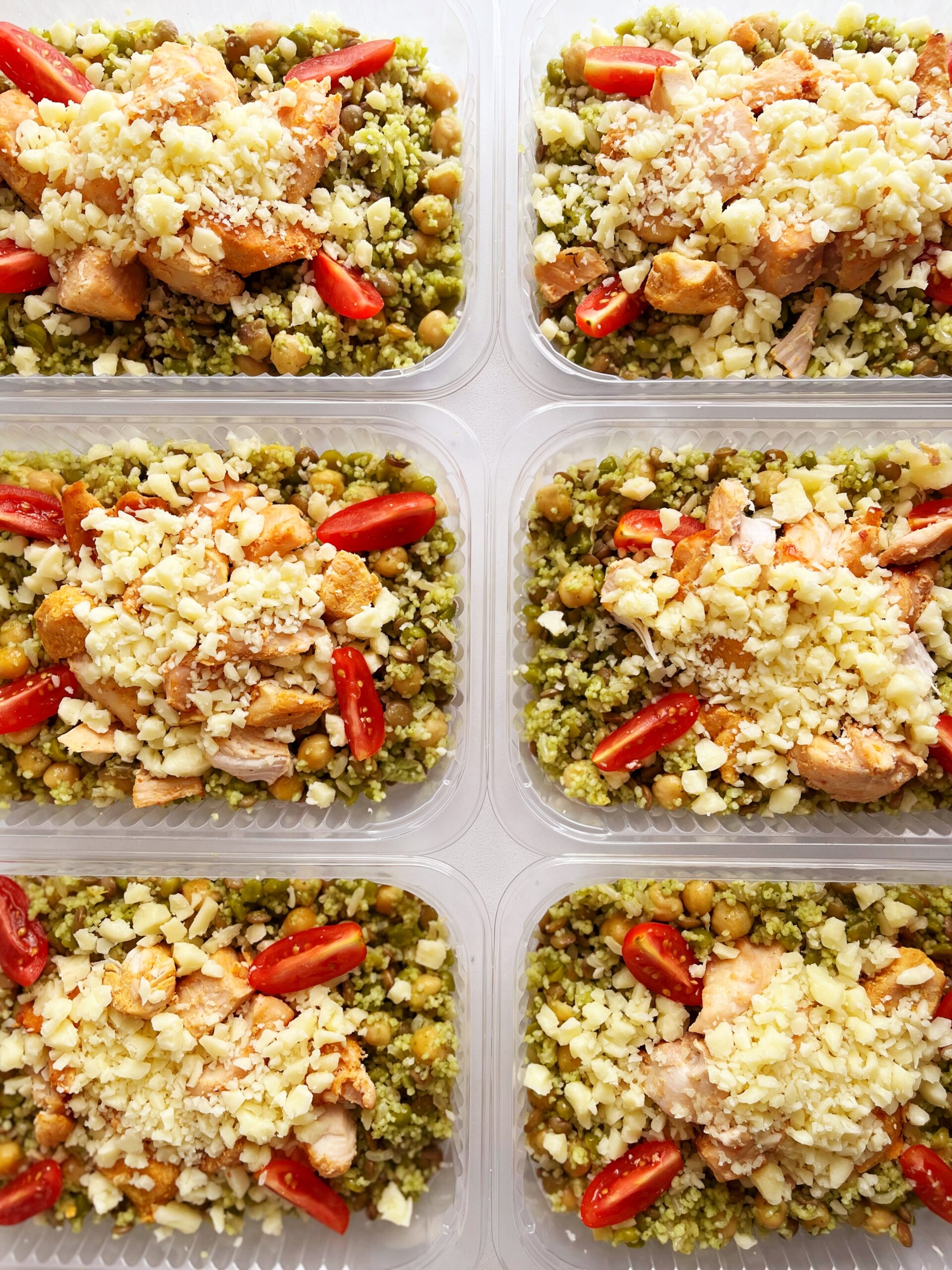 Salada de couscous marroquino e grãos ao pesto de ervas, filé de frango assado, tomate cereja e mussarela - 300g