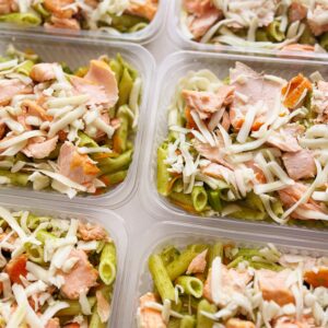 24H NO VALOR DO KIT 🗣️⚠️ Salada Grega de Salmão – salmão ao forno, brócolis, cenoura, mussarela de búfala, macarrão sem glúten, pesto artesanal de rúcula – prato sem glúten (300g)