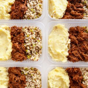 Carne desfiada (110g), purê rústico de batatas (150g), arroz multigrãos (90g) – prato sem glúten