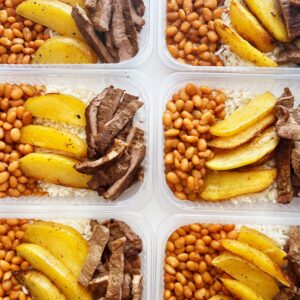 Filé especial grelhado com batatas rústicas (130g), feijão carioca (140g), arroz branco (80g) – prato sem glúten/lactose