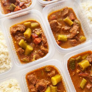 Quiabada com calabresa e camarão seco triturado (220g), arroz branco (130g) – prato sem glúten/lactose