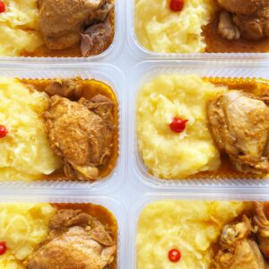 Sobrecoxa de panela (150g), purê rústico de aipim (200g) – prato sem glúten