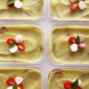 Escondidinho de carne moída (130g), purê de batata doce, mussarela de búfala e tomate cereja (220g) – prato sem glúten