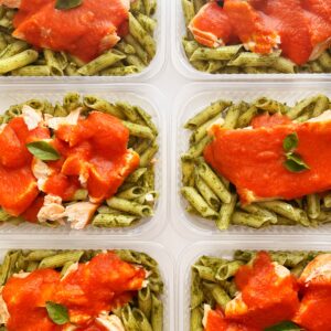 VALOR DO KIT NO FDS ⚠️🗣️ Salmão ao forno com molho de tomate (130g), massa ao pesto (170g) – prato sem glúten