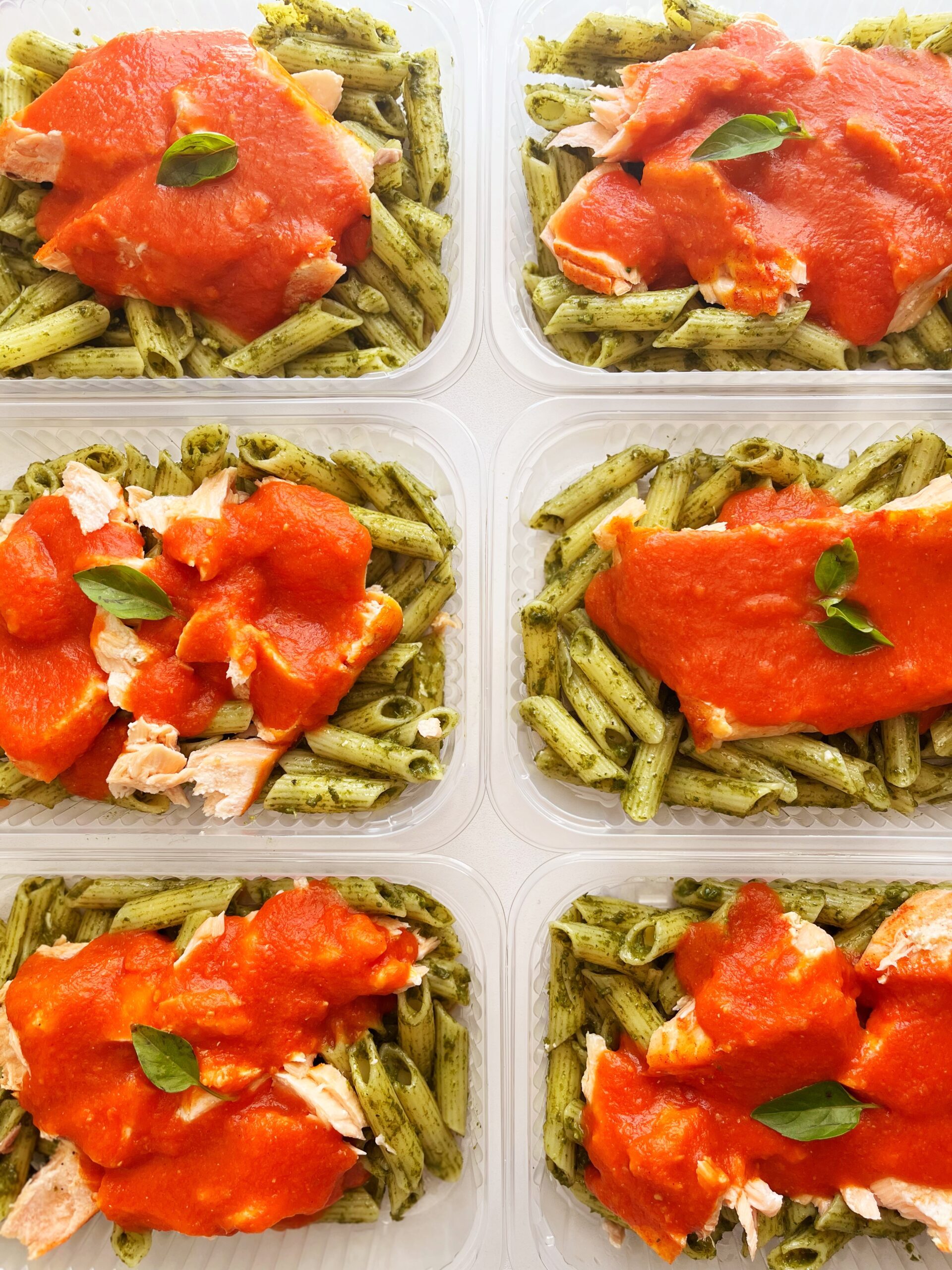 VALOR DO KIT NO FDS ⚠️🗣️ Salmão ao forno com molho de tomate (130g), massa ao pesto (170g) – prato sem glúten