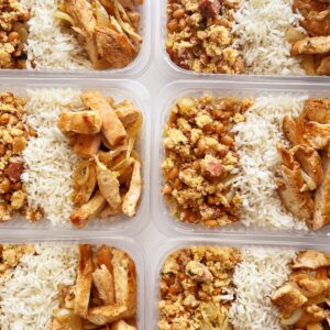 Filé de frango grelhado acebolado (100g), feijão tropeiro com bacon e calabresa (150g), arroz branco (100g) – prato sem glúten/lactose